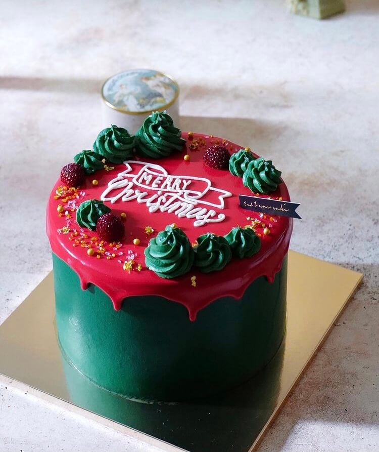 Do you want to bake a delicious and beautiful Christmas cake? Then these amazing design ideas can inspire you. #Christmas