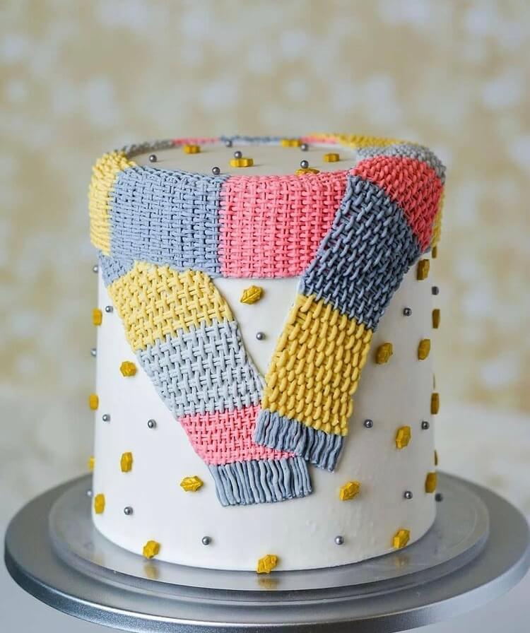 Do you want to bake a delicious and beautiful Christmas cake? Then these amazing design ideas can inspire you. #Christmas