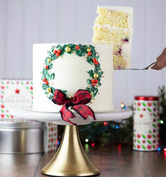 Do you want to bake a delicious and beautiful Christmas cake? Then these amazing design ideas can inspire you. #Christmas