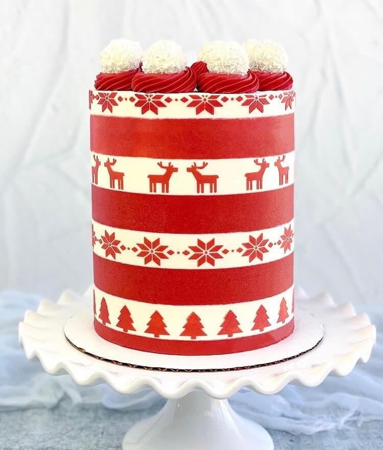 Do you want to bake a delicious and beautiful Christmas cake? Then these amazing design ideas can inspire you. #Christmas