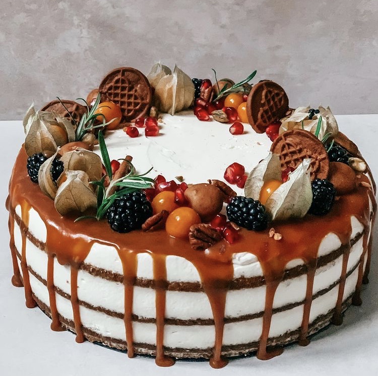 Do you want to bake a delicious and beautiful Christmas cake? Then these amazing design ideas can inspire you. #Christmas