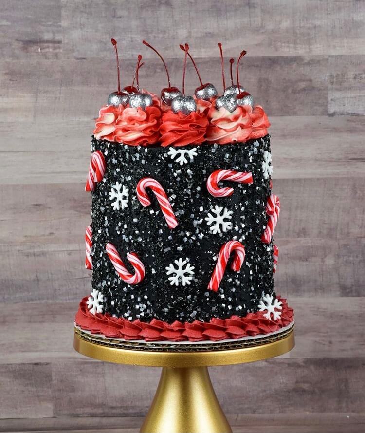 Do you want to bake a delicious and beautiful Christmas cake? Then these amazing design ideas can inspire you. #Christmas