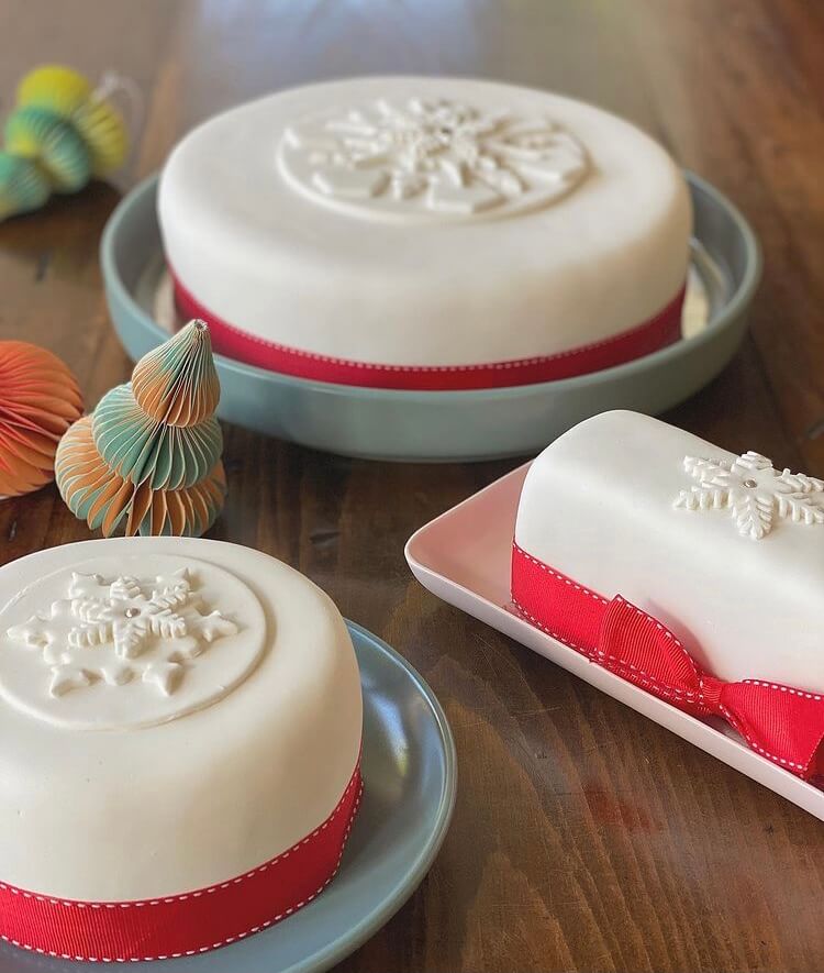 Do you want to bake a delicious and beautiful Christmas cake? Then these amazing design ideas can inspire you. #Christmas