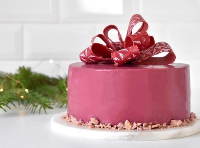 Do you want to bake a delicious and beautiful Christmas cake? Then these amazing design ideas can inspire you. #Christmas