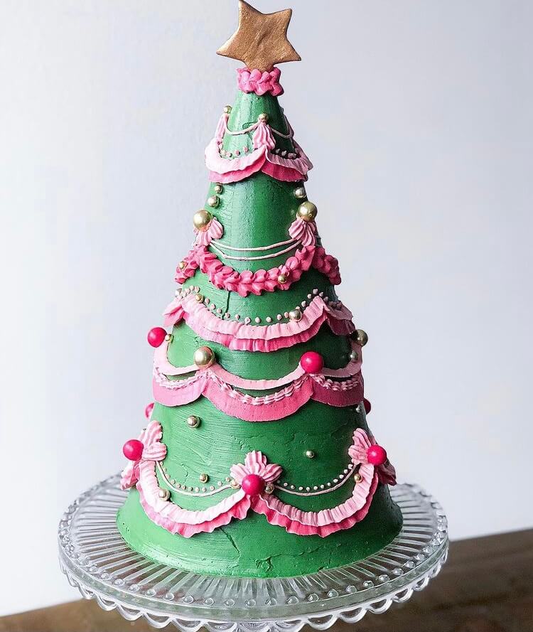 Do you want to bake a delicious and beautiful Christmas cake? Then these amazing design ideas can inspire you. #Christmas