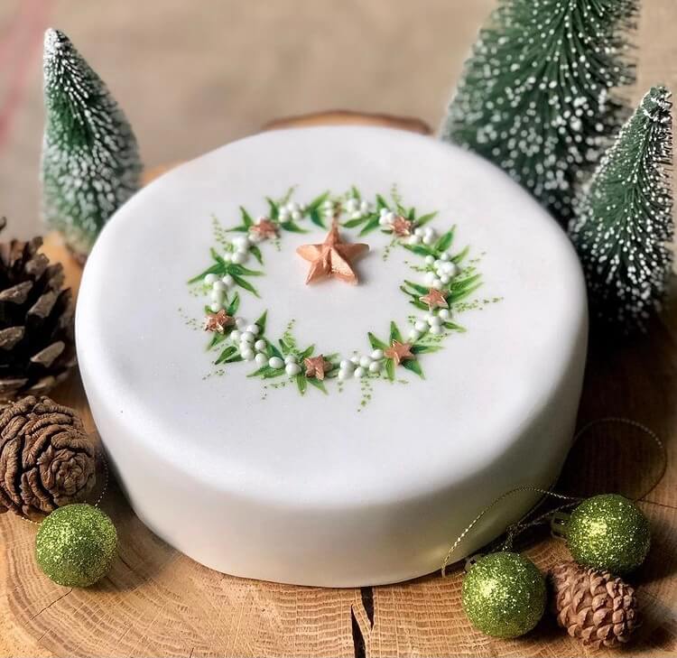 Do you want to bake a delicious and beautiful Christmas cake? Then these amazing design ideas can inspire you. #Christmas