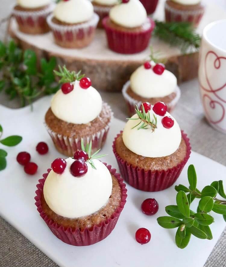 Have the cookies and cakes been baked? But you still want to make something to get the best holiday atmosphere, so Christmas cupcakes are definitely one of the most worth trying desserts.#Christmas