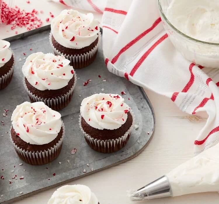 Have the cookies and cakes been baked? But you still want to make something to get the best holiday atmosphere, so Christmas cupcakes are definitely one of the most worth trying desserts.#Christmas