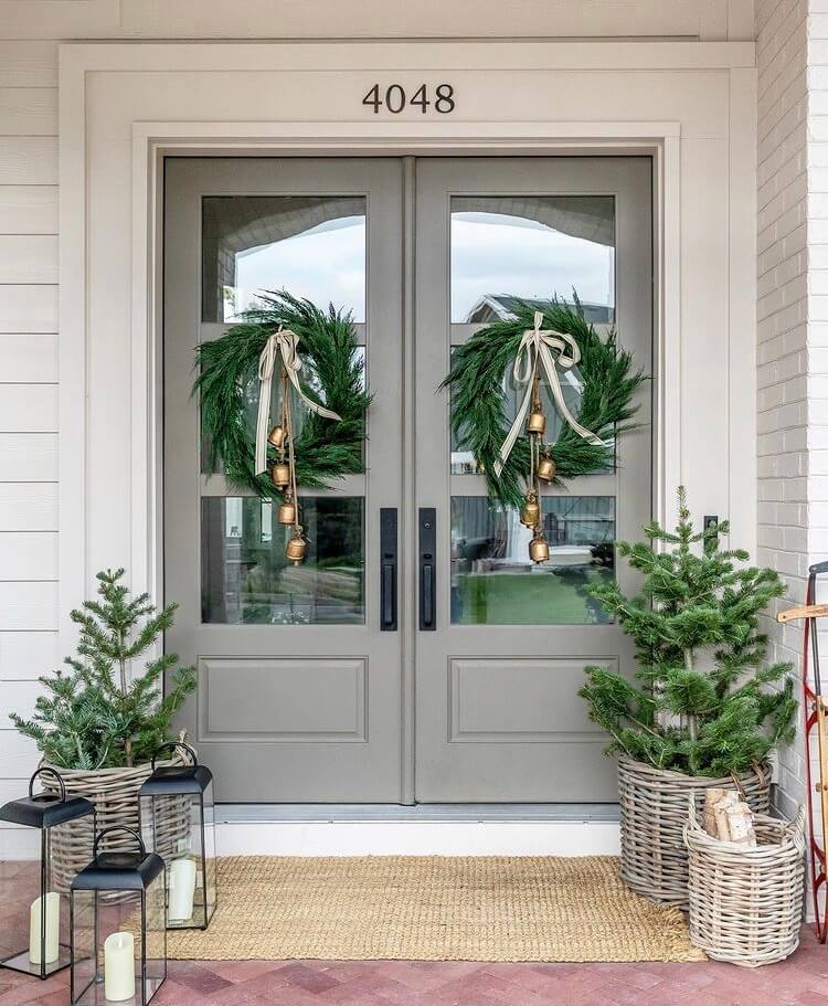 If you want to impress your guests at Christmas, Christmas porch decoration is the most important part. Check out these gorgeous and simple design ideas and get inspired. #Christmasdecoration