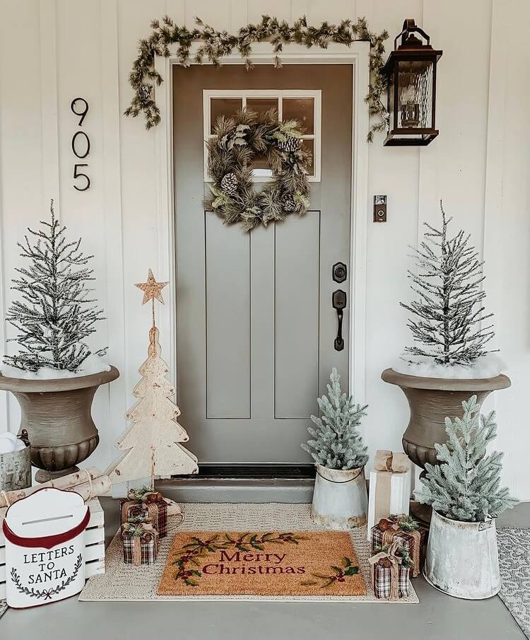 If you want to impress your guests at Christmas, Christmas porch decoration is the most important part. Check out these gorgeous and simple design ideas and get inspired. #Christmasdecoration