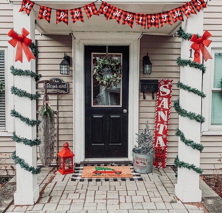 If you want to impress your guests at Christmas, Christmas porch decoration is the most important part. Check out these gorgeous and simple design ideas and get inspired. #Christmasdecoration