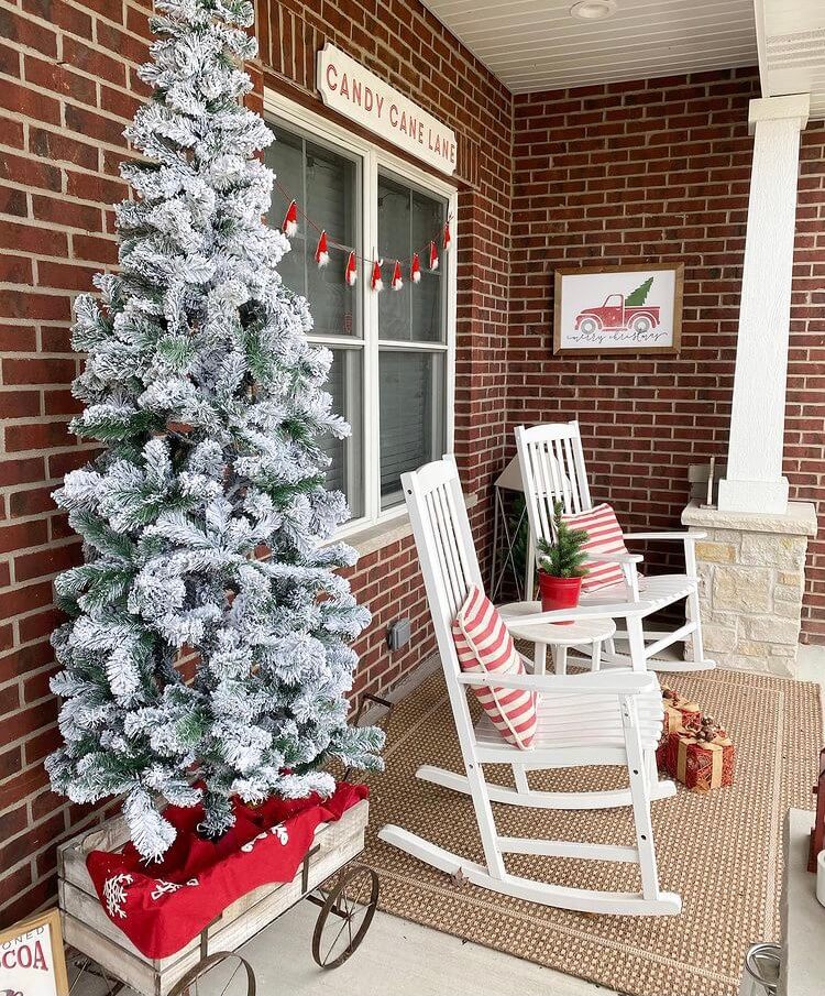 If you want to impress your guests at Christmas, Christmas porch decoration is the most important part. Check out these gorgeous and simple design ideas and get inspired. #Christmasdecoration