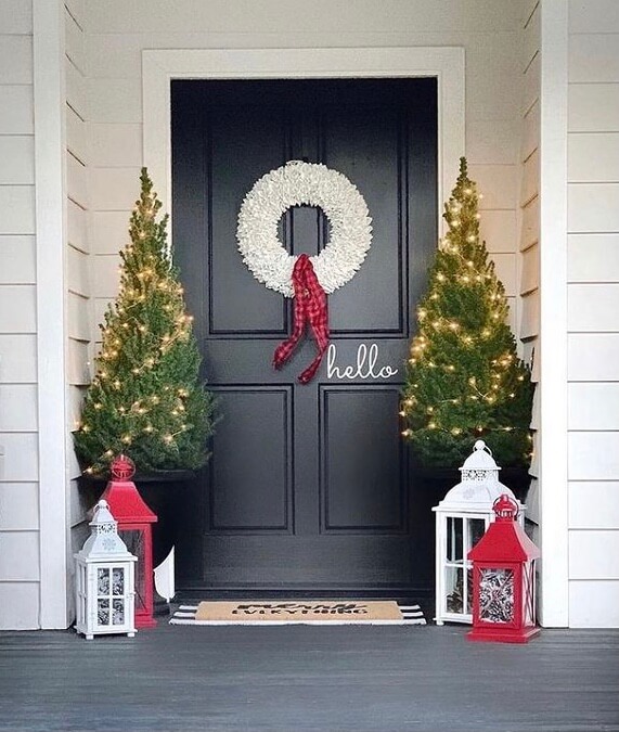 If you want to impress your guests at Christmas, Christmas porch decoration is the most important part. Check out these gorgeous and simple design ideas and get inspired. #Christmasdecoration