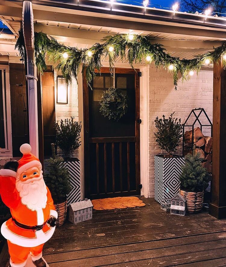 If you want to impress your guests at Christmas, Christmas porch decoration is the most important part. Check out these gorgeous and simple design ideas and get inspired. #Christmasdecoration