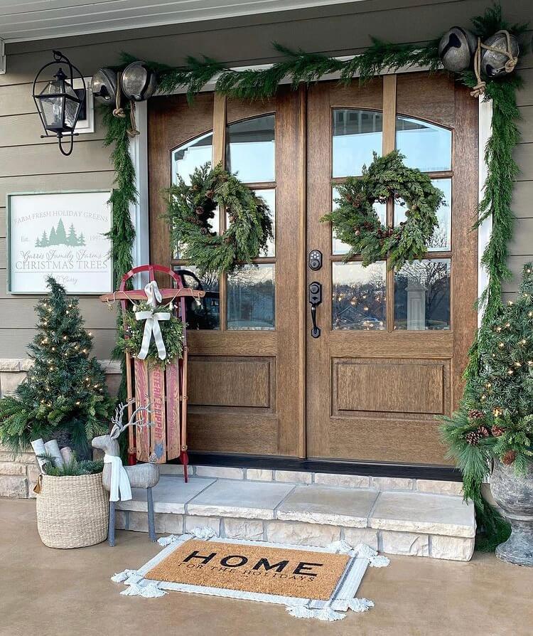 If you want to impress your guests at Christmas, Christmas porch decoration is the most important part. Check out these gorgeous and simple design ideas and get inspired. #Christmasdecoration