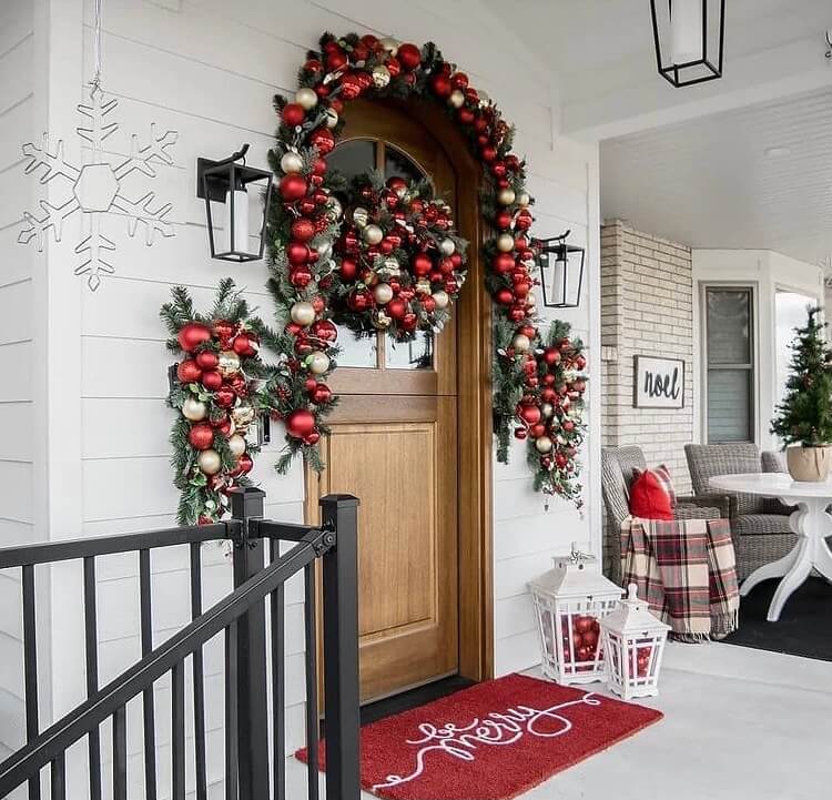 If you want to impress your guests at Christmas, Christmas porch decoration is the most important part. Check out these gorgeous and simple design ideas and get inspired. #Christmasdecoration