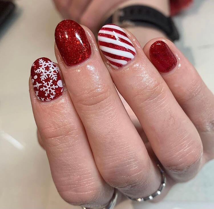 30+ Elegant Short Christmas Nail Designs