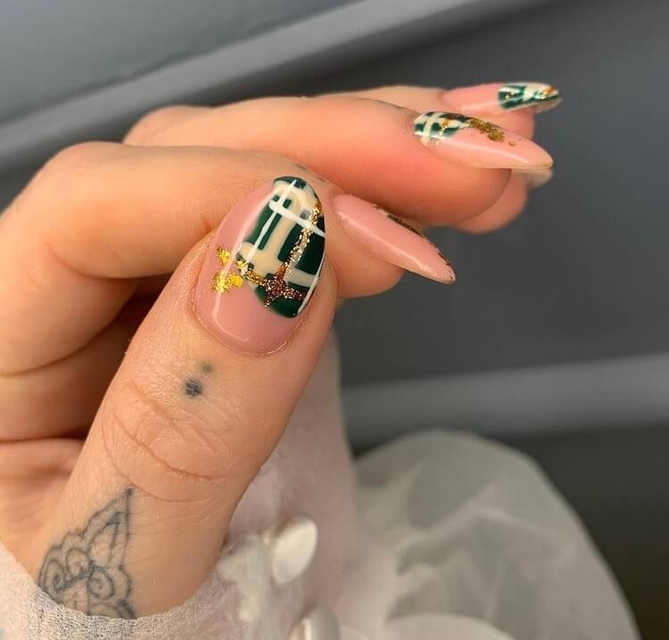 If you are looking for short Christmas nail designs for 2020, you can't miss these ideas, they will inspire you to get the best holiday nail designs of the year. #Christmasnails