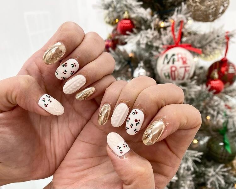 If you are looking for short Christmas nail designs for 2020, you can't miss these ideas, they will inspire you to get the best holiday nail designs of the year. #Christmasnails