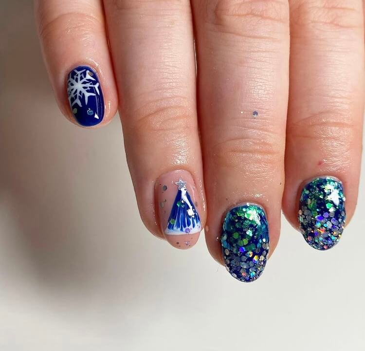 If you are looking for short Christmas nail designs for 2020, you can't miss these ideas, they will inspire you to get the best holiday nail designs of the year. #Christmasnails