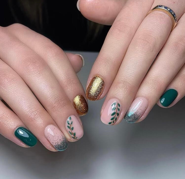 If you are looking for short Christmas nail designs for 2020, you can't miss these ideas, they will inspire you to get the best holiday nail designs of the year. #Christmasnails