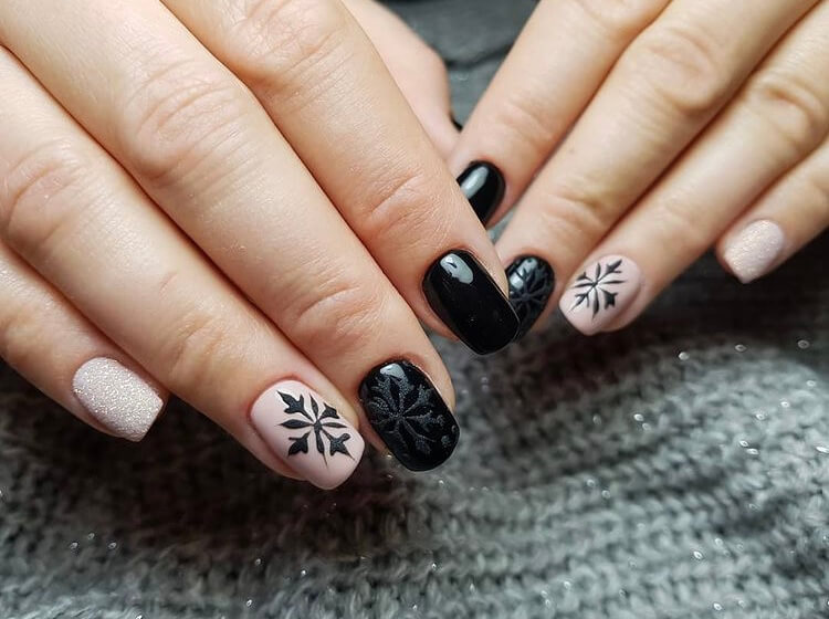 If you are looking for short Christmas nail designs for 2020, you can't miss these ideas, they will inspire you to get the best holiday nail designs of the year. #Christmasnails