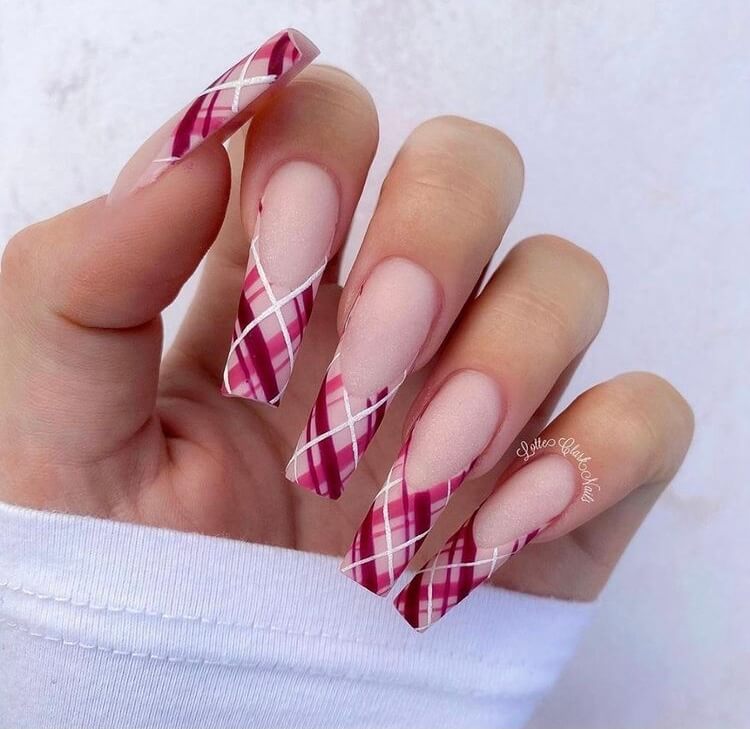 Looking for the trendy winter nails this year? Check out these design ideas and you will be inspired by them.