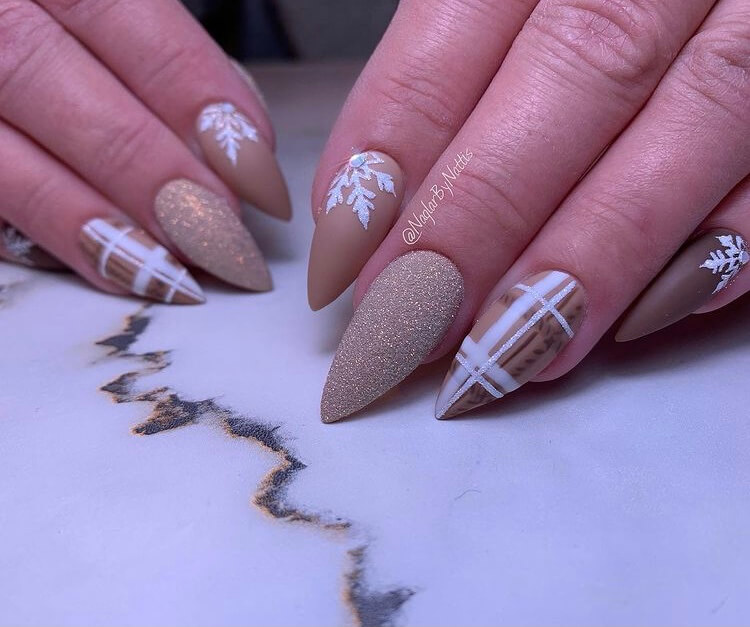 Looking for the trendy winter nails this year? Check out these design ideas and you will be inspired by them.