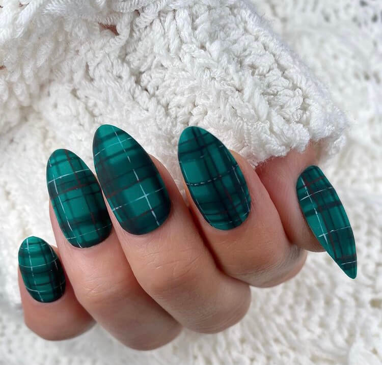 Looking for the trendy winter nails this year? Check out these design ideas and you will be inspired by them.