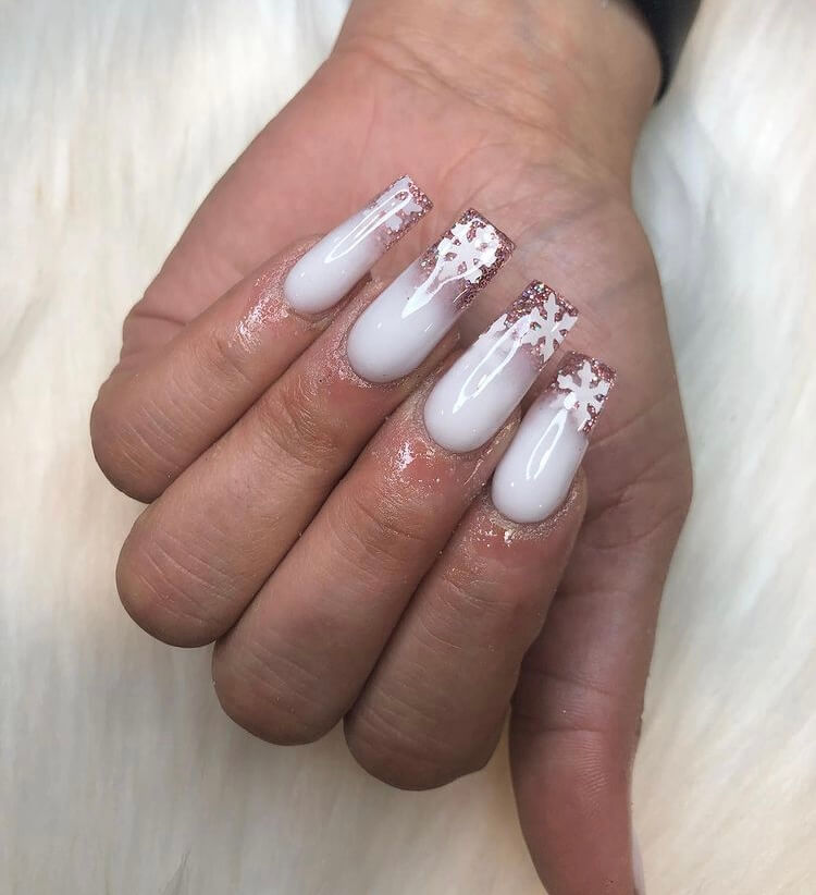 Christmas long acrylic nails must be one of the most popular holiday nail designs. If you are still thinking about which nail style to choose, why not choose this one? It is definitely worth trying.