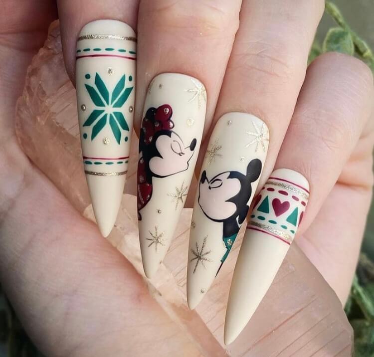 Christmas long acrylic nails must be one of the most popular holiday nail designs. If you are still thinking about which nail style to choose, why not choose this one? It is definitely worth trying.