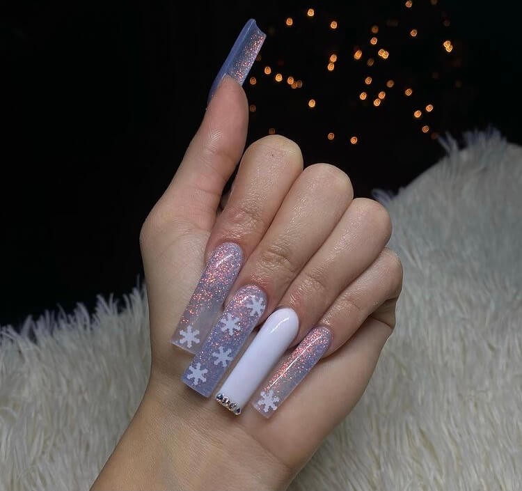 Christmas long acrylic nails must be one of the most popular holiday nail designs. If you are still thinking about which nail style to choose, why not choose this one? It is definitely worth trying.