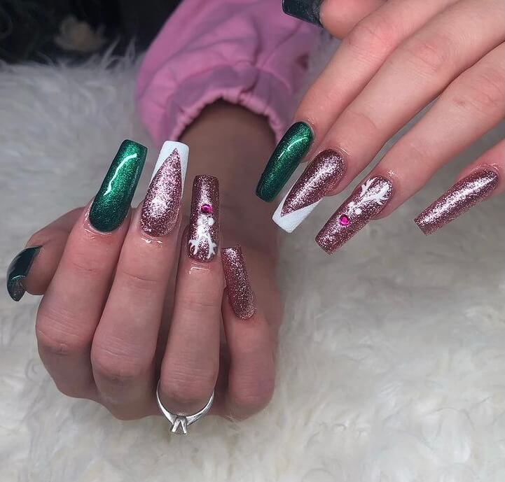 Christmas long acrylic nails must be one of the most popular holiday nail designs. If you are still thinking about which nail style to choose, why not choose this one? It is definitely worth trying.