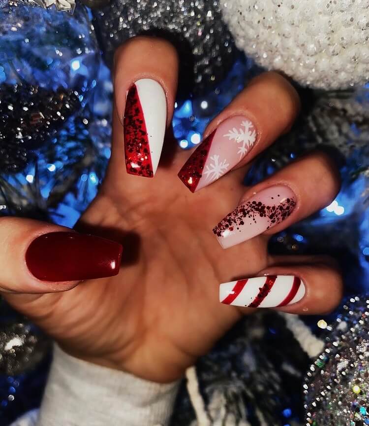 Christmas long acrylic nails must be one of the most popular holiday nail designs. If you are still thinking about which nail style to choose, why not choose this one? It is definitely worth trying.