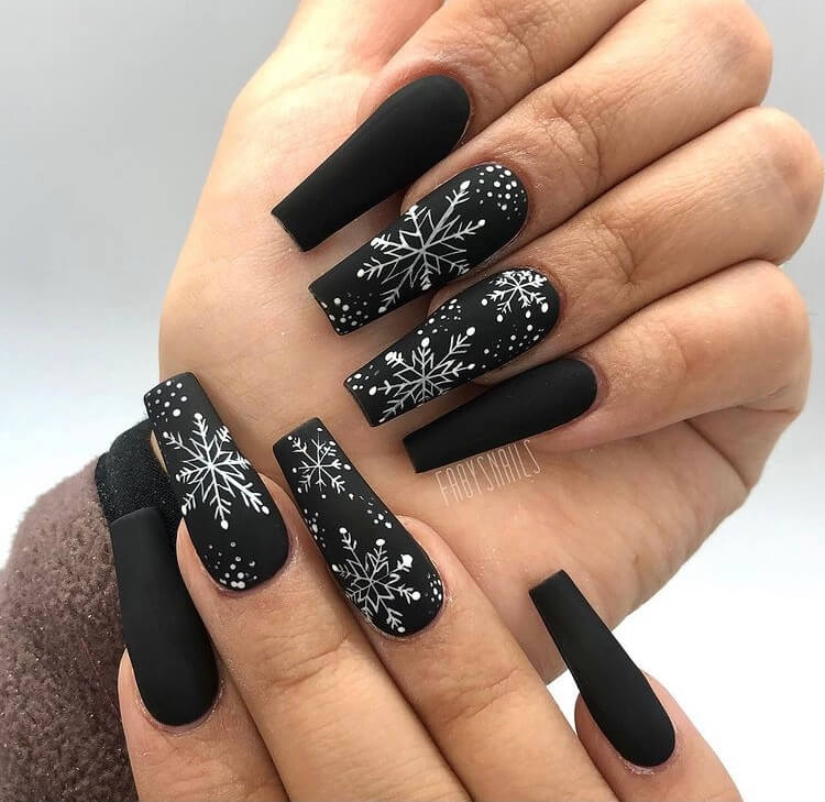 Christmas long acrylic nails must be one of the most popular holiday nail designs. If you are still thinking about which nail style to choose, why not choose this one? It is definitely worth trying.