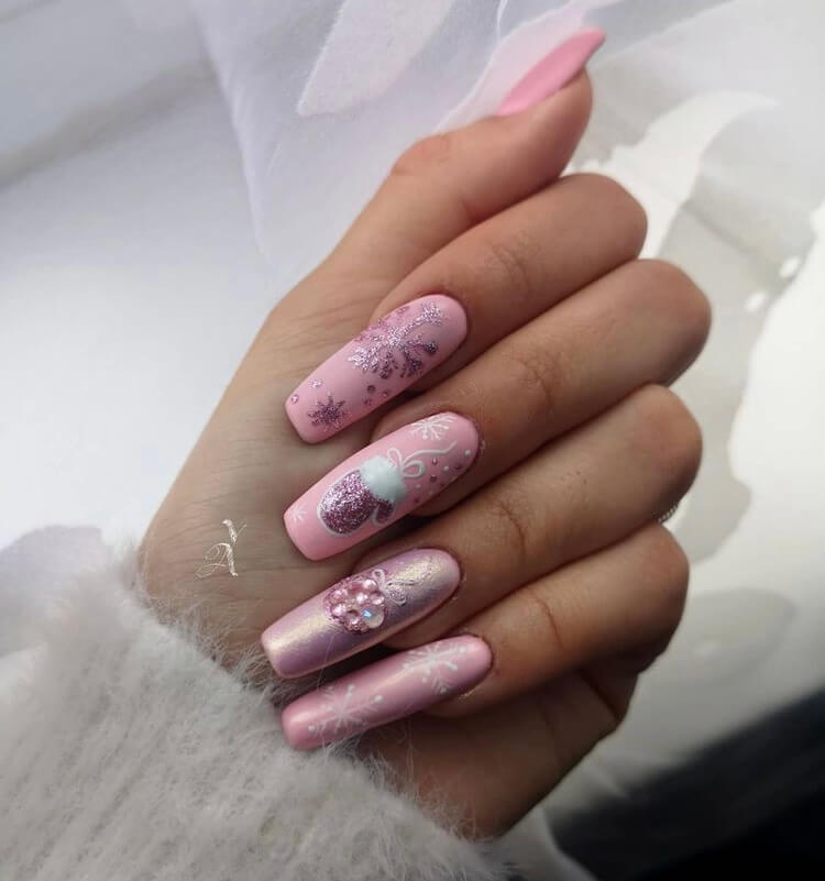 Christmas long acrylic nails must be one of the most popular holiday nail designs. If you are still thinking about which nail style to choose, why not choose this one? It is definitely worth trying.