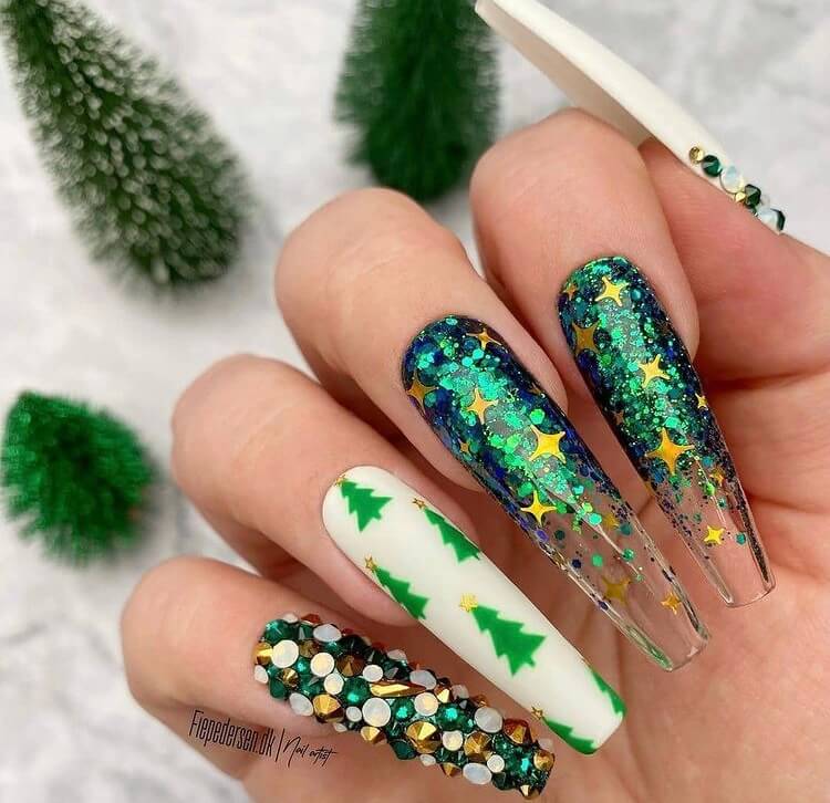 Christmas long acrylic nails must be one of the most popular holiday nail designs. If you are still thinking about which nail style to choose, why not choose this one? It is definitely worth trying.