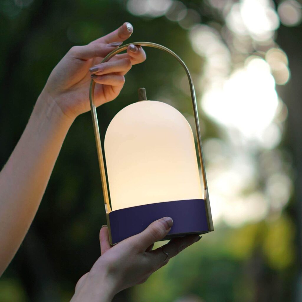 Portable table lamp