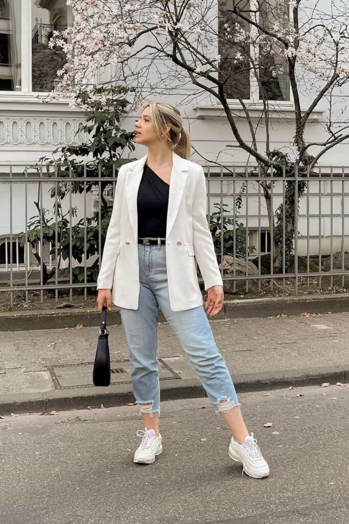 Casual light colors and white mom jeans