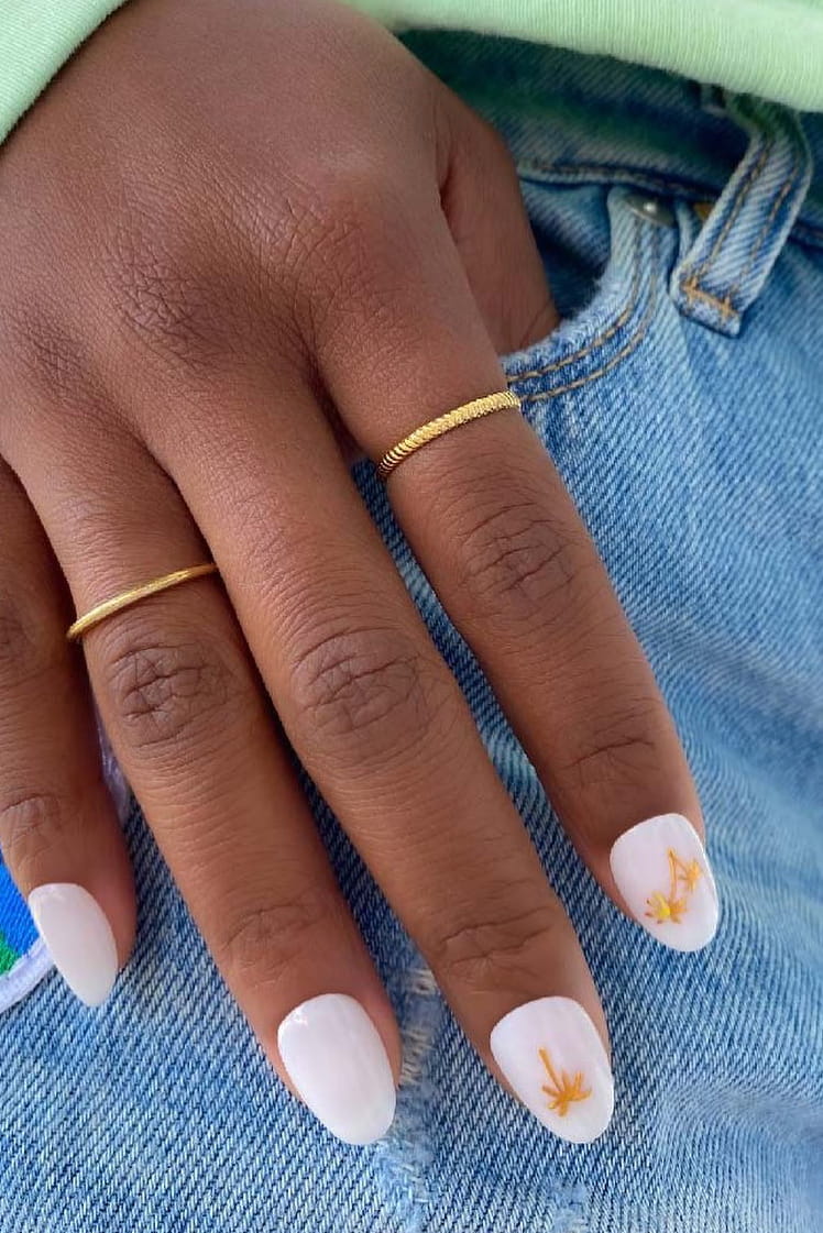 Minimalist summer nails