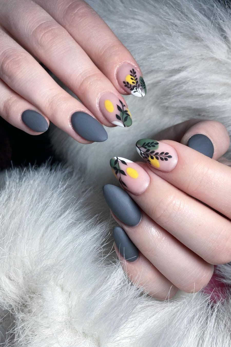 Elegant gray nails