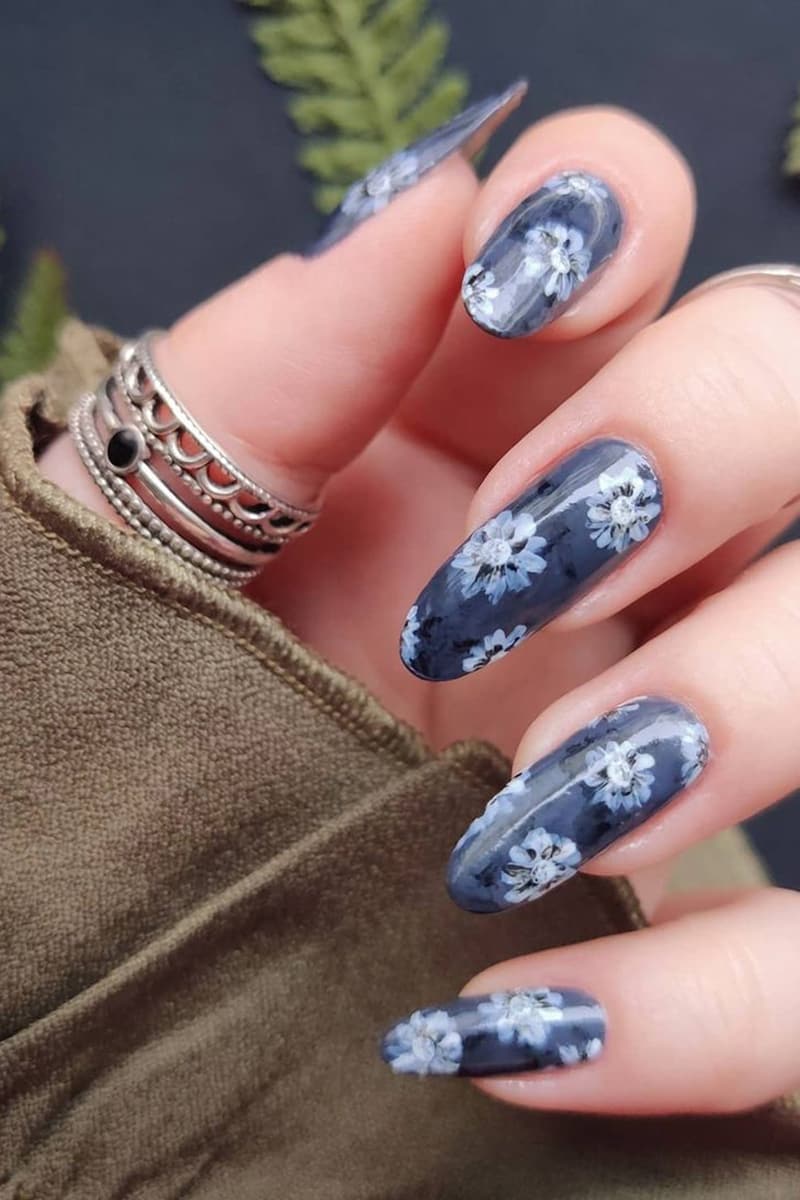 Gray flower nails