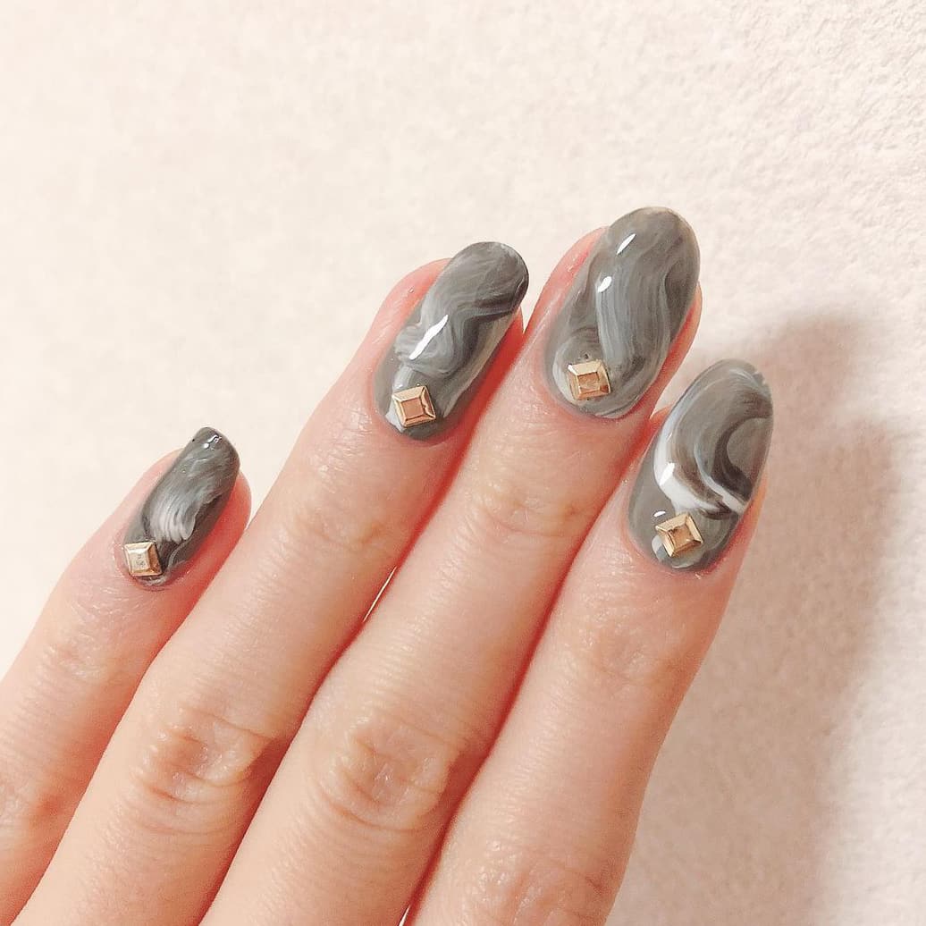 Gray marble nails