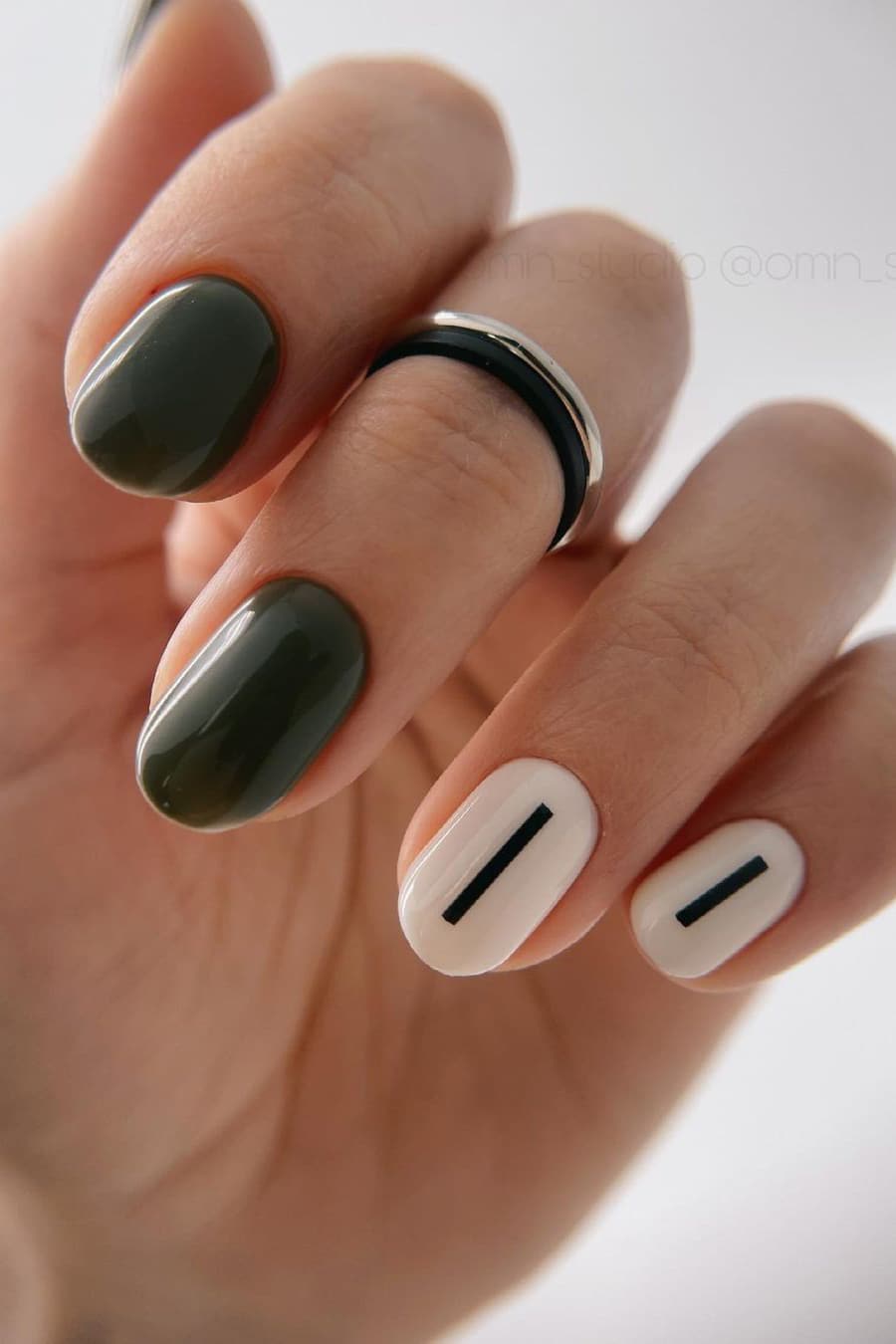 Minimalist black and white short nails