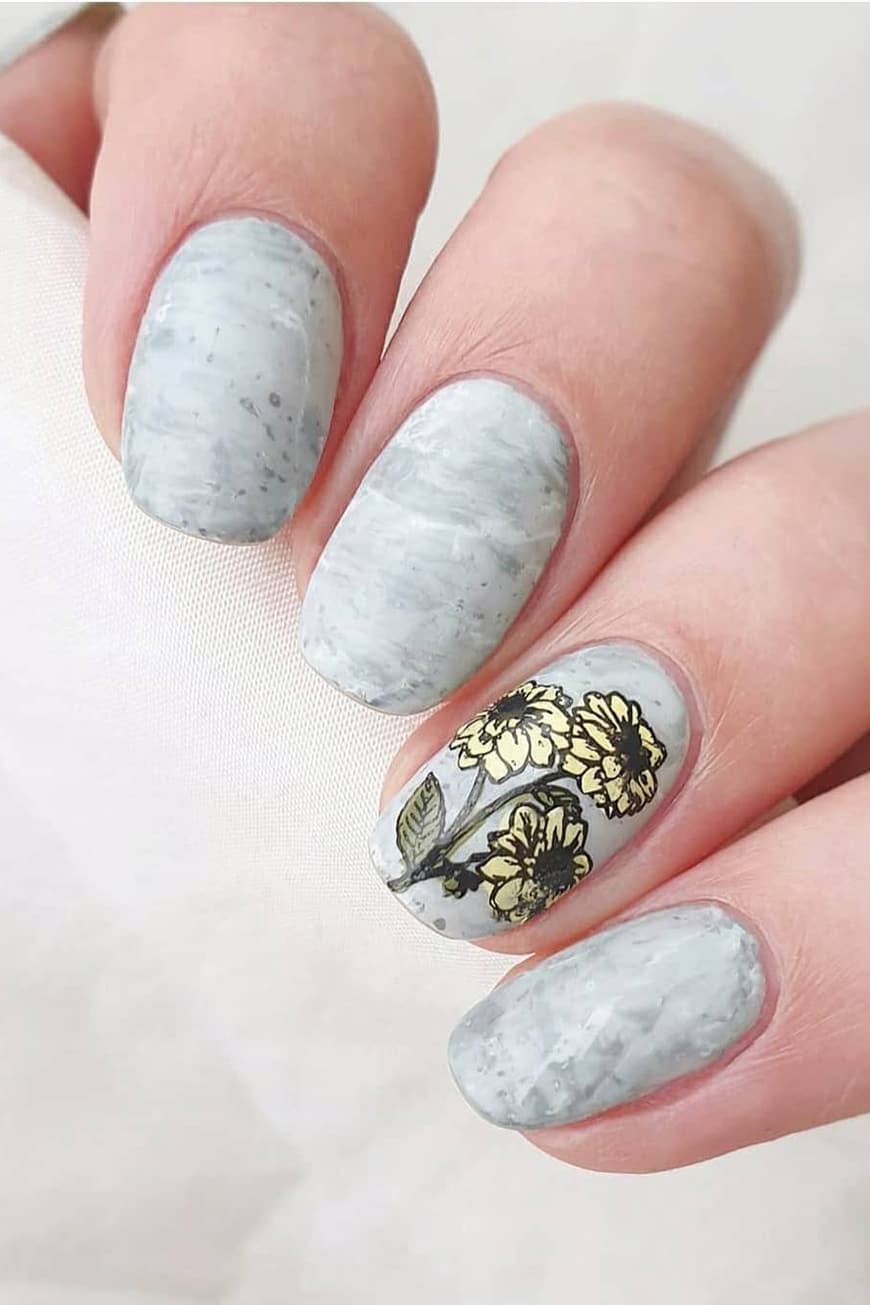 Natural and chic gray nails