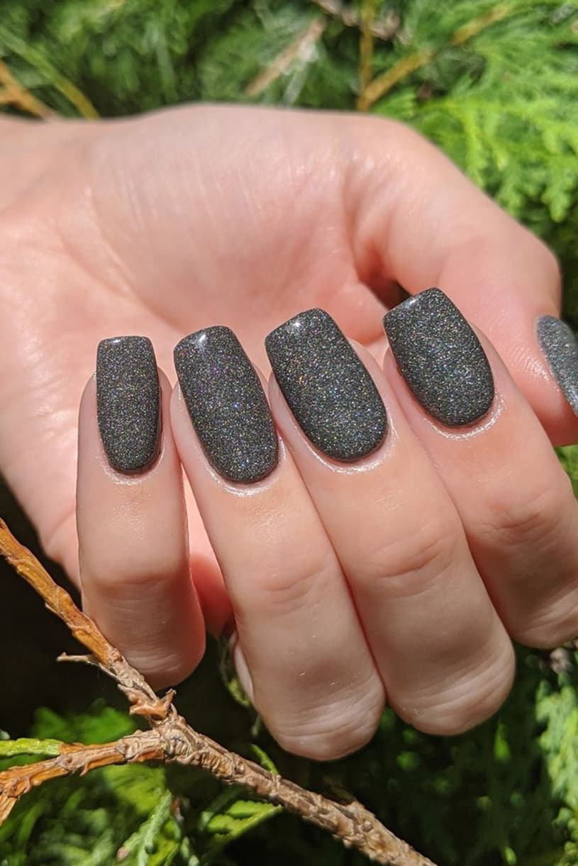 Shiny dark gray nails