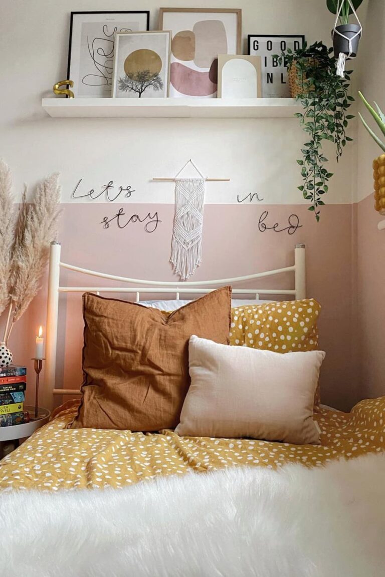 20 Cozy and Unique Small Bedroom Decorating Ideas