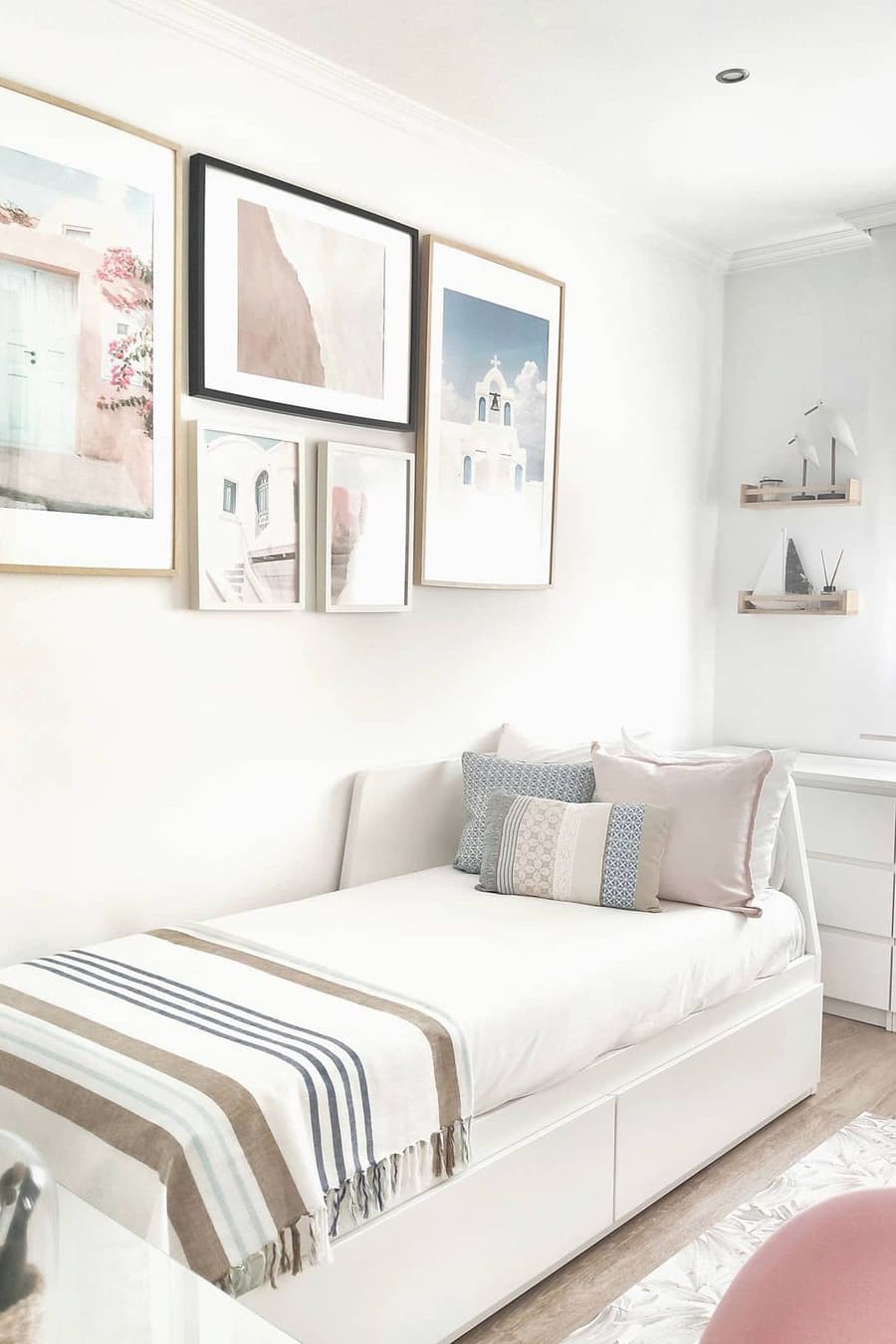 20 Cozy and Unique Small Bedroom Decorating Ideas