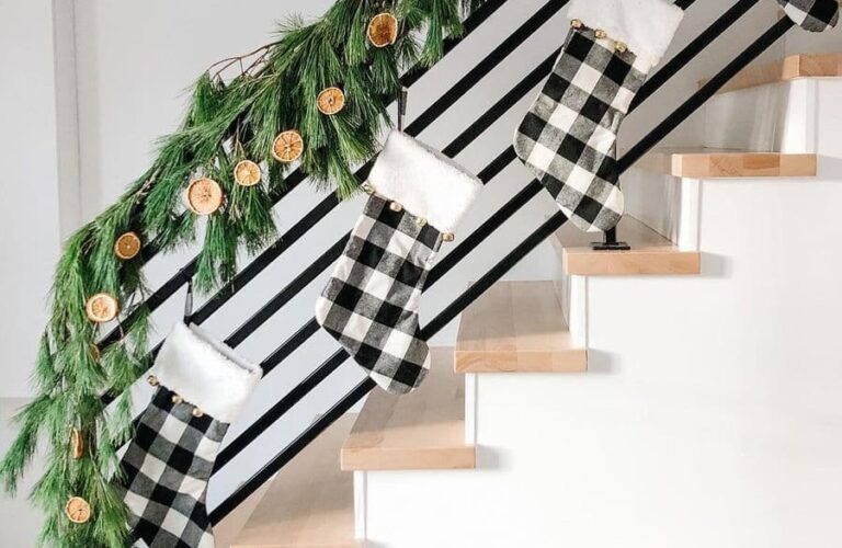 23 Outstanding Christmas Staircase Decor Ideas