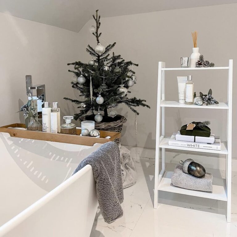 20 Best Christmas Bathroom Decor Ideas to Create a Lively Atmosphere